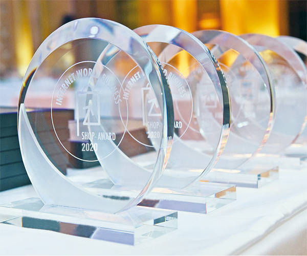 Trophäen des INTERNETWORLD BUSINESS Shop-Award 2020